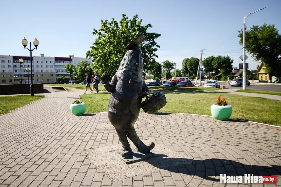 Помнік агурку ў Шклове. Фота Сяргея Гудзіліна.