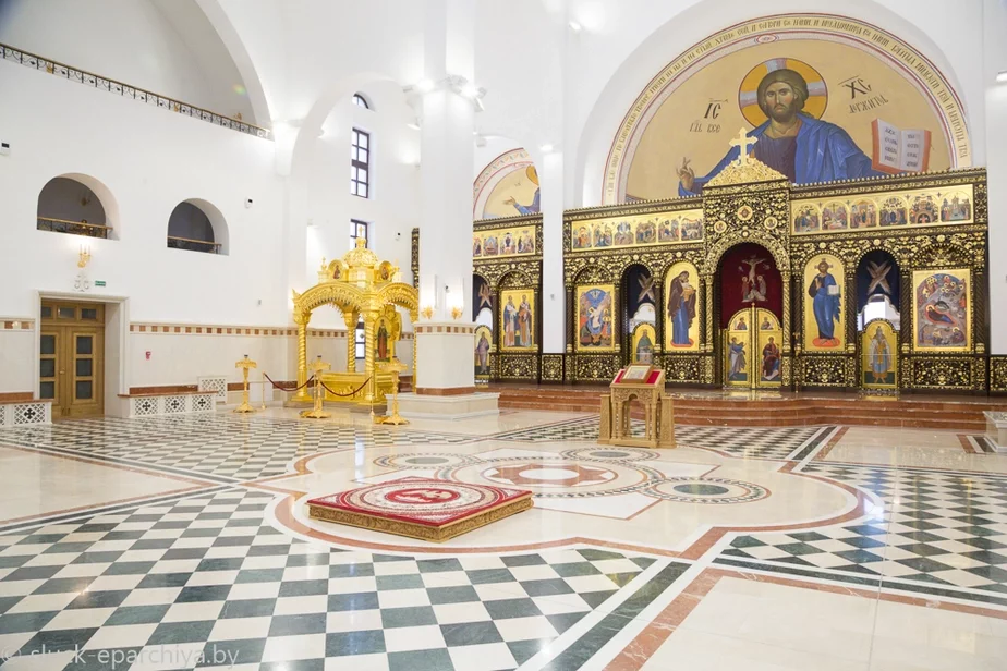 В Солигорске действует большой Кафедральный собор.