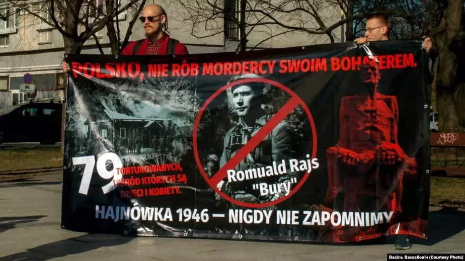 Беларусы ў Варшаве пратэстуюць супраць гераізацыі Рамуальда Райса «Бурага»