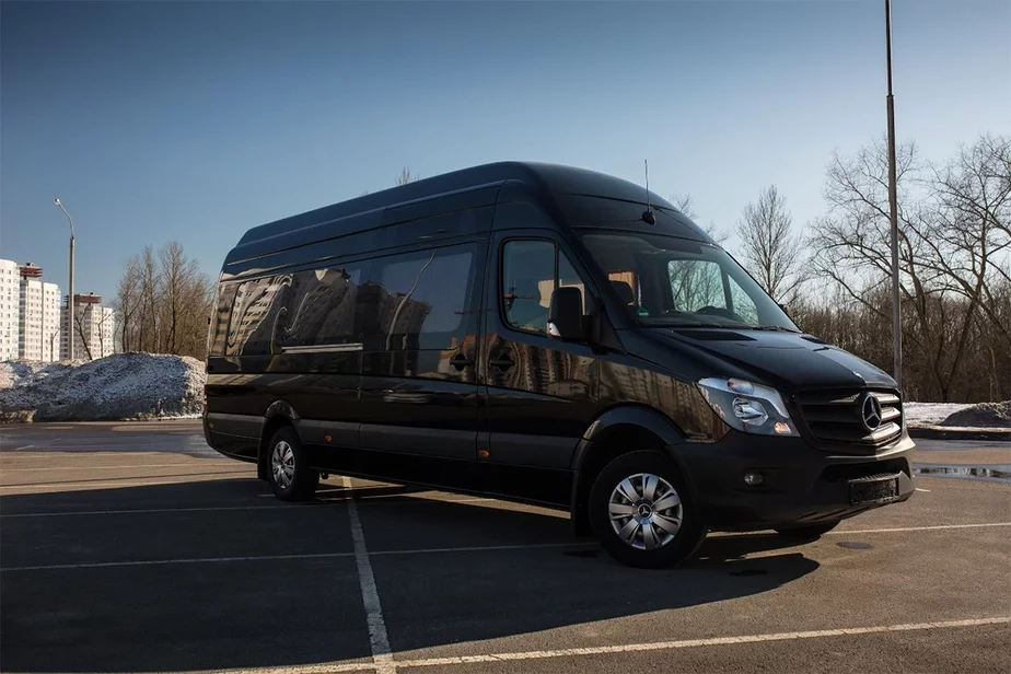 Аўтамабіль Expressbus.by. На такіх адбываюцца паездкі ў Вільню.
