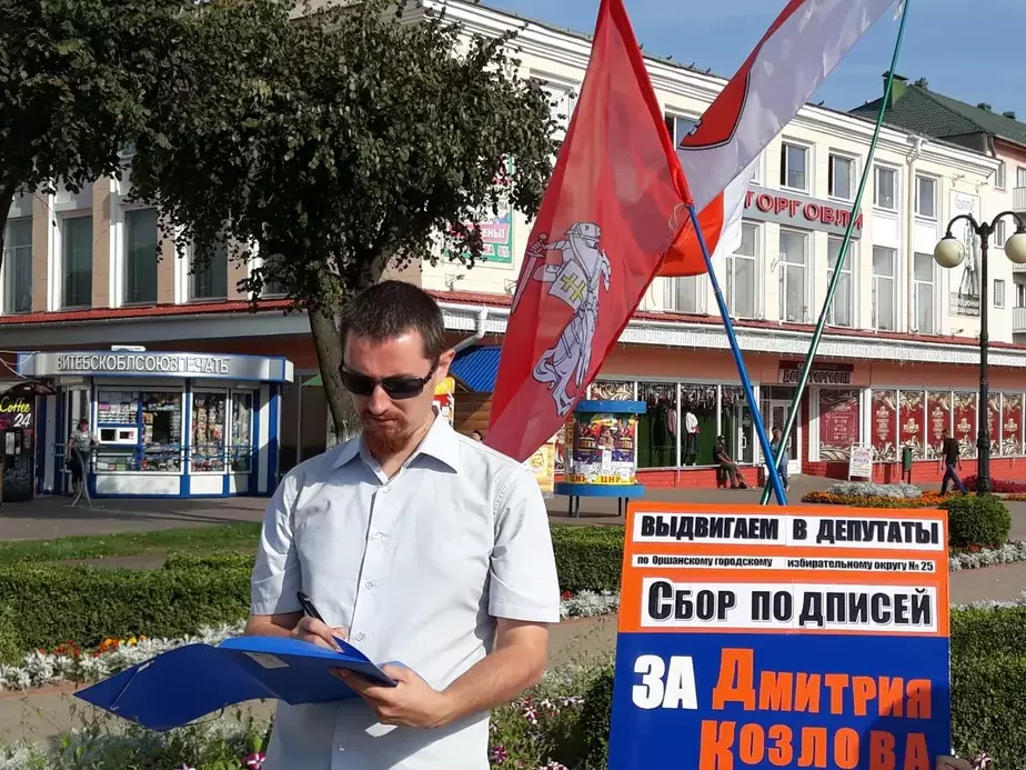 Дмитрий Козлов во время сбора подписей. Фото orsha.eu.