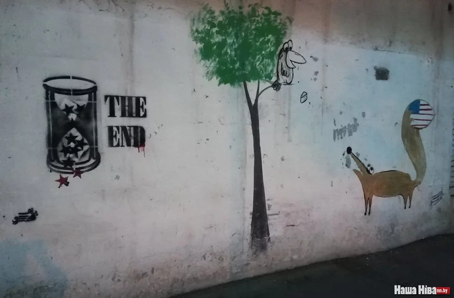 Граффити в Тегеране. Ворону обманывает американская лиса. Но время лисицы уходит, на что указывают песочные часы, в которых вместо песка — звезды США. Фото Сергея Богдана