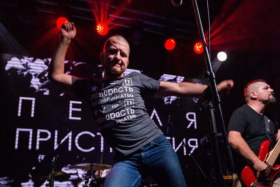 Солист Илья Черепко-Самохвалов. Фото с ноябрьского концерта.