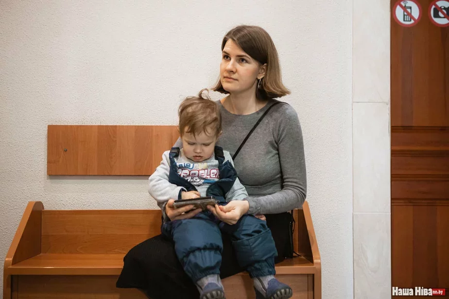 Жена Павла Ольга пришла на суд с сыном Франтишеком. Фото Надежды Бужан.