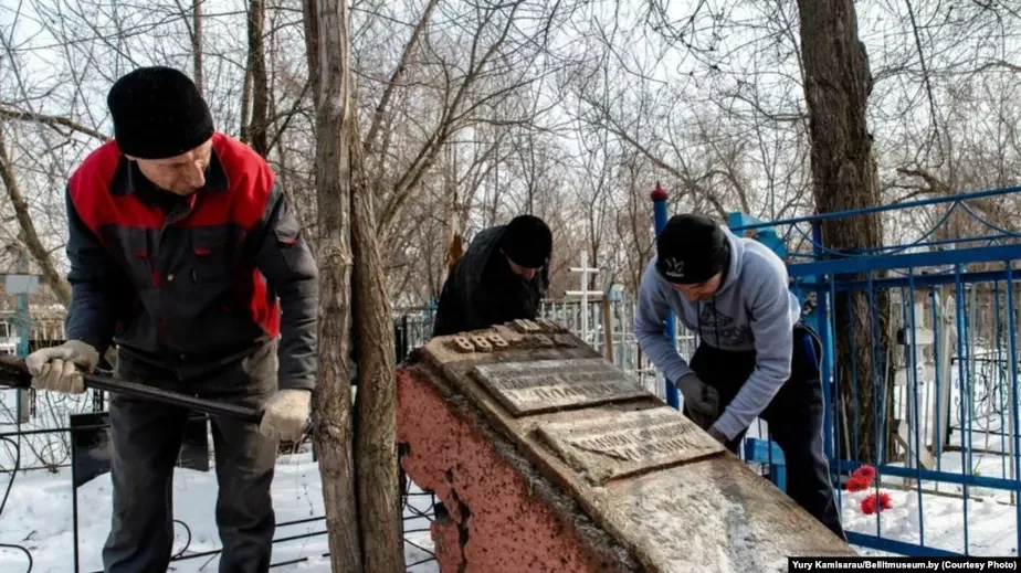 Эксгумацыя парэшткаў Зьмітрака Бядулі ў Казахстане