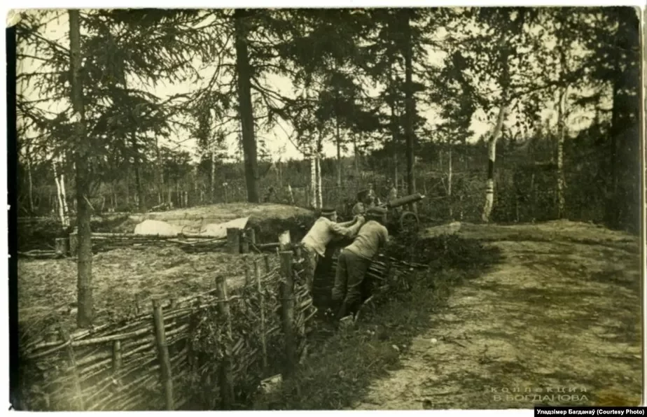Нямецкія кулямётчыкі ў акопе на пазыцыі ля вёскі Мажэйкі, 1916 год