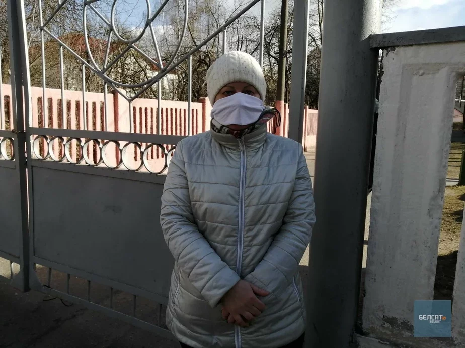 Наталья Чепик возле больницы, где умерла ее мама.