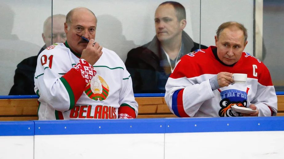 Андрей Стасевич — на фото между Александром Лукашенко и Владимиром Путиным. фото Rrfi.fr