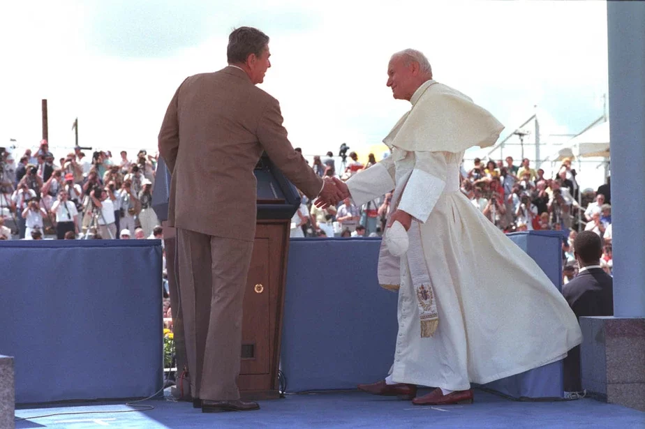 Папа Ян Павел II і прэзідэнт ЗША Рональд Рэйган у 1987 годзе. Wikimedia Commons.