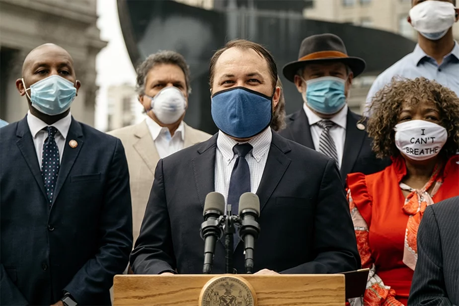 Нью-Ёрк збіў успышку каранавіруса, вельмі цікавая маска на жанчына справа, фота NY Post
