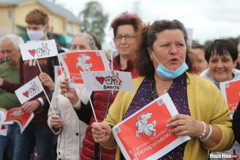 Zadoŭha da pačatku mitynhu ŭ Maładziečnie na stadyjonie ŭžo sabralisia sotni prychilnikaŭ Śviatłany Cichanoŭskaj