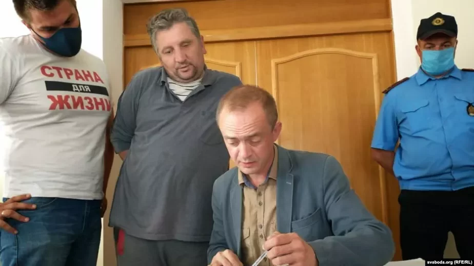Евгений Васильков (в серой тенниске) с адвокатом в суде