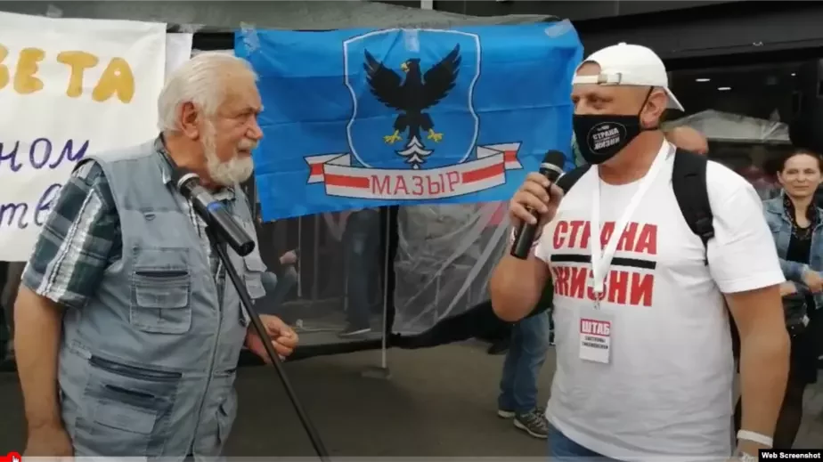 Руслан Парфенов (справа) на пикете в Мозыре дискутирует с выступающим, скриншот с видео правозащитной организации « Полесская Весна»