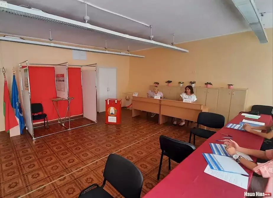 Участок в одной из школ в Минске, где кабинки для «тайного голосования» без шторок и расположены прямо напротив членов комиссии