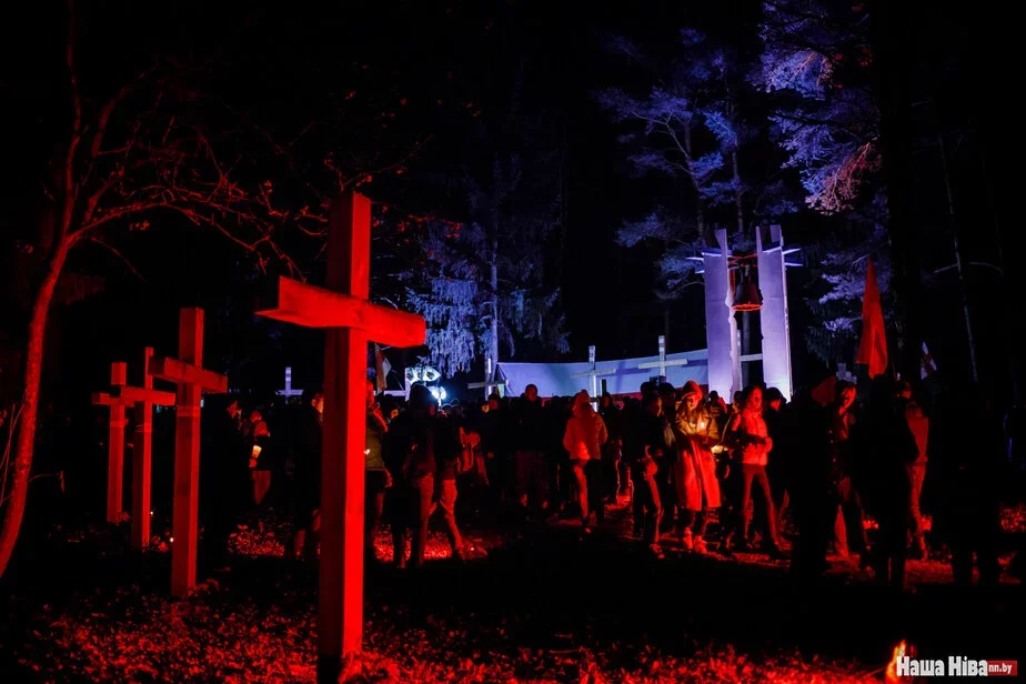 Традиционно вечером 29 октября люди собираются в Куропатах, чтобы почтить память жертв репрессий. Фото Надежды Бужан из архива