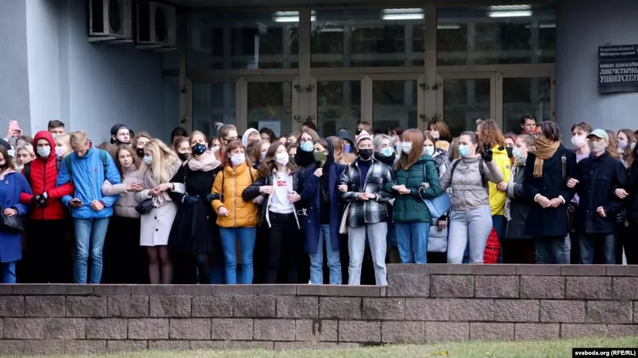 Протест студентов МГЛУ у входа в университет, 26 октября. Фото «Радыё Свабода».