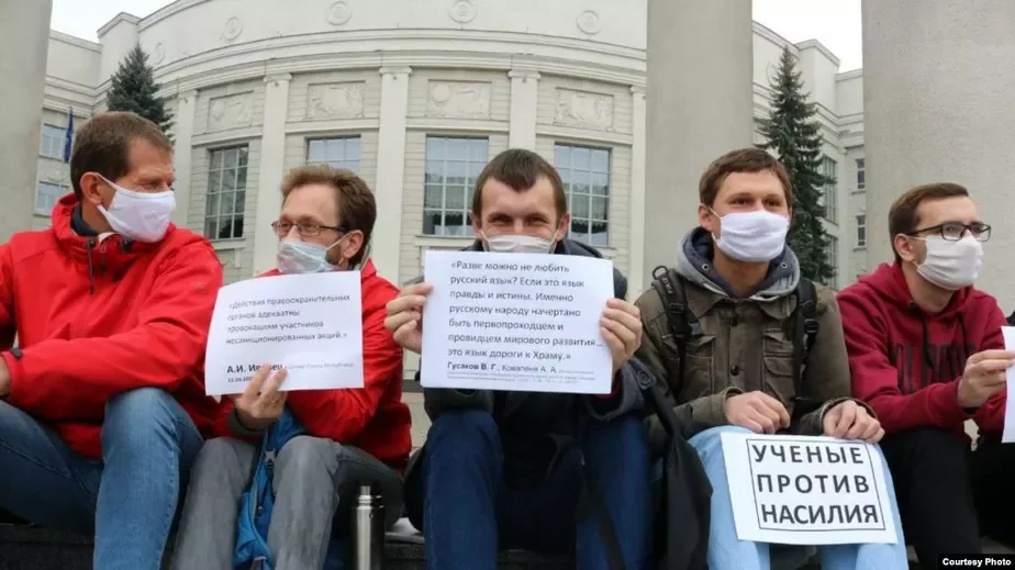 Владимир Шипило (в центре) во время сидячего протеста ученых, 13 октября