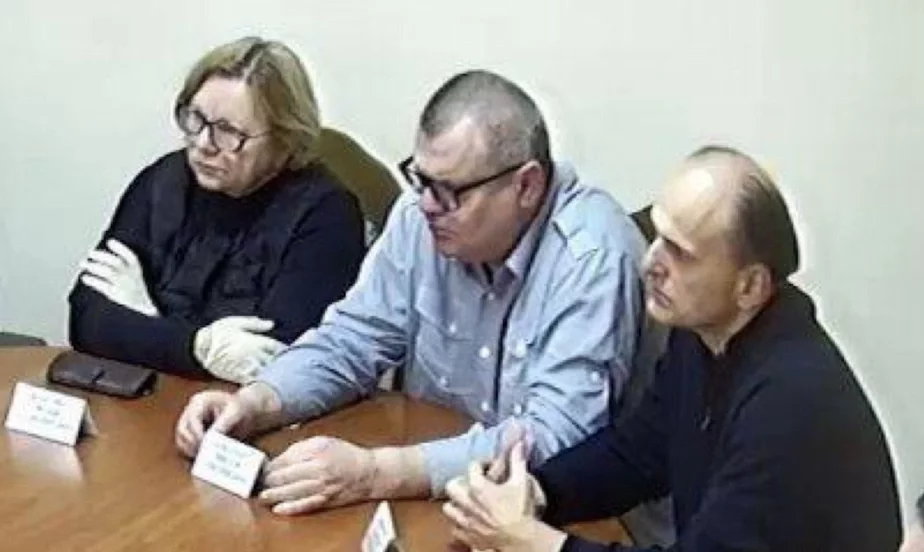 Виктор Бабарико (в центре). Слева медиатор Лилия Власова, член президиума Координационного совета
