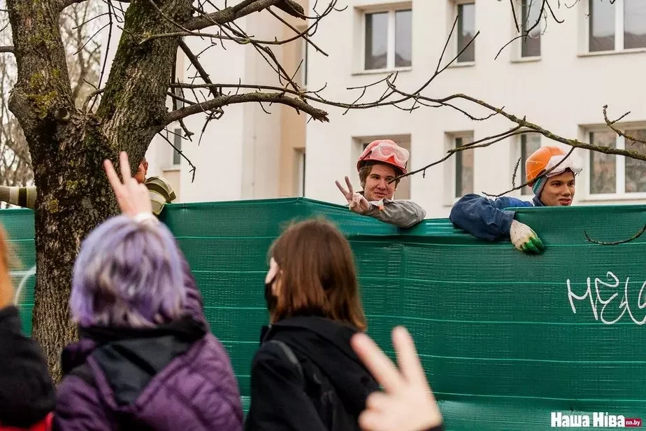 Строители показывают знак солидарности колонне бастующих студентов в Минске. Фото Александры Пилипович-Сущиц.