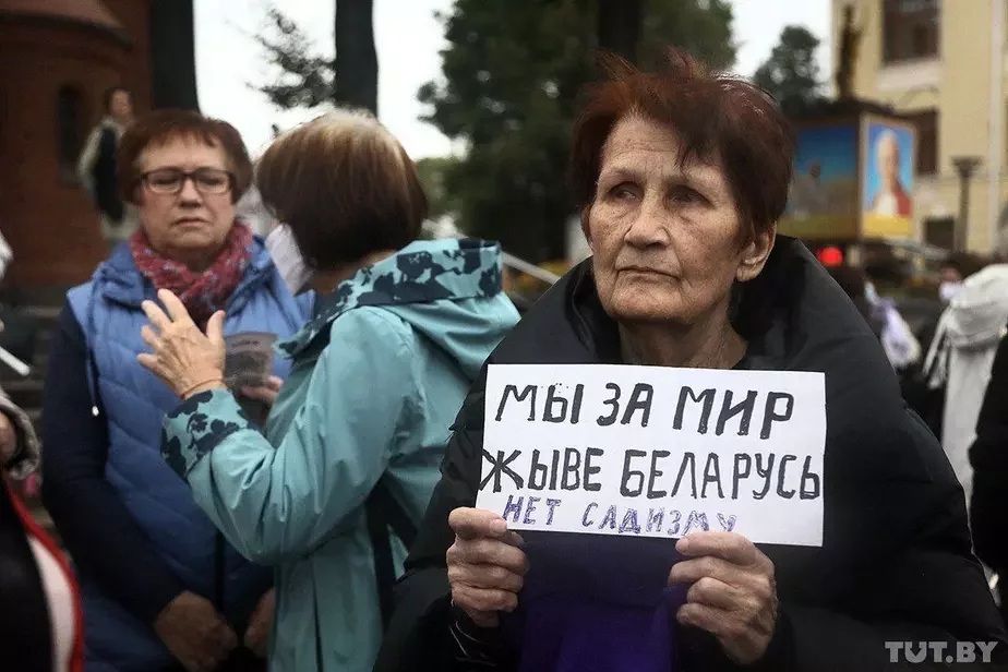 Людміла Іванаўна з самаробным плакатам