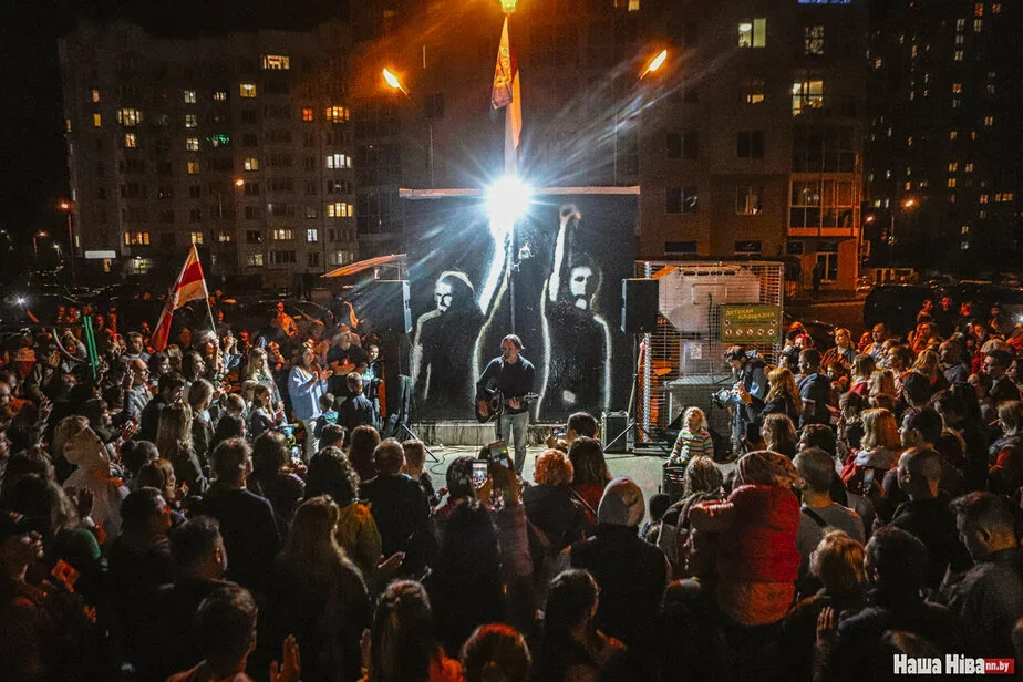 Дмитрий Войтюшкевич выступает по «площади Перемен» в Минске. Фото Надежды Бужан