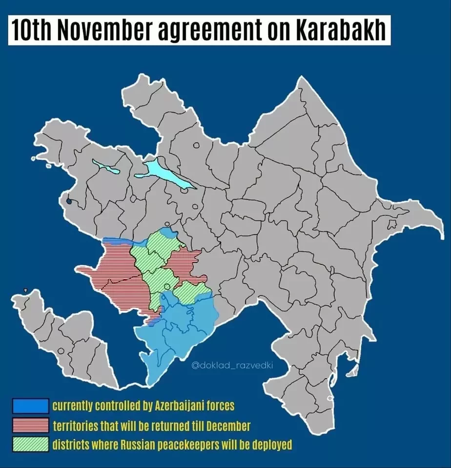 Сінім — тэрыторыі, якія азербайджанская армія адваявала за паўтара месяца. Чырвоным — тэрыторыі, з якіх армяне выведуць войскі цягам месяца. Зялёным — раёны Арцаха, якія застануцца пад аховай расійскіх вайскоўцаў. Белая палоска — дарога з Азербайджана ў Нахічэвань, якая адновіць функцыянаванне пад кантролем расійскіх памежнікаў.