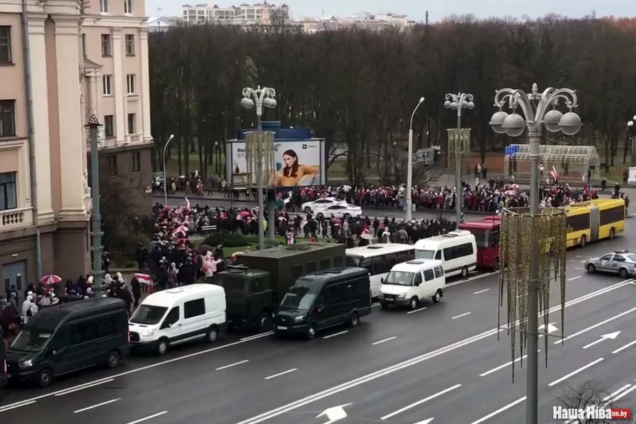 Силовики на автобусах и автозаках против Марша пенсионеров. 23 ноября, Минск. Скриншот видео.
