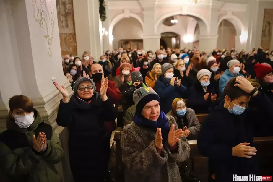 Верующие в Минске аплодисментами приветствуют епископа Тадеуша Кондрусевича после его возвращения в Беларусь. Фото Надежды Бужан. 