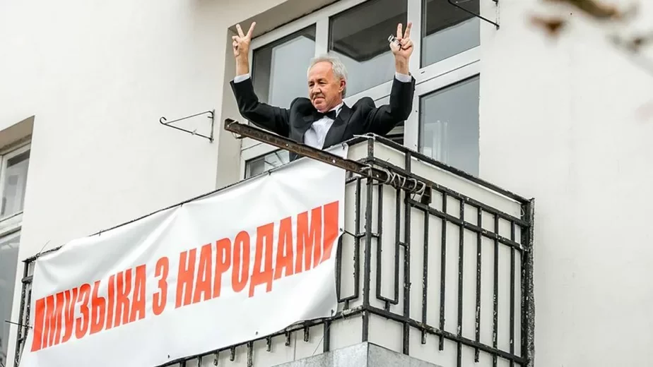 Александр Ивачёв на своем балконе в Бресте. Фото b-g.by