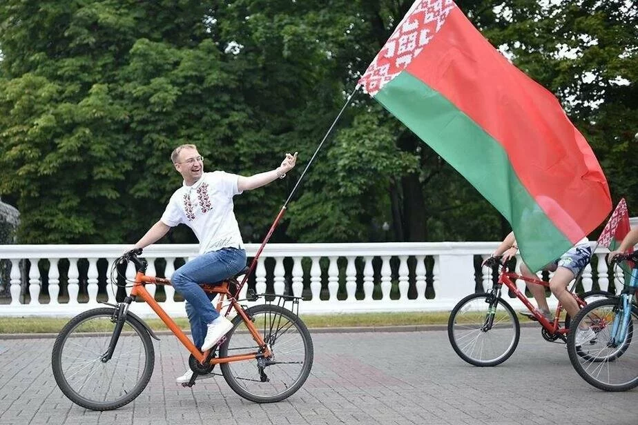 Дэпутат Сяргей Клішэвіч на праспекце Незалежнасці ў Мінску 20 жніўня.