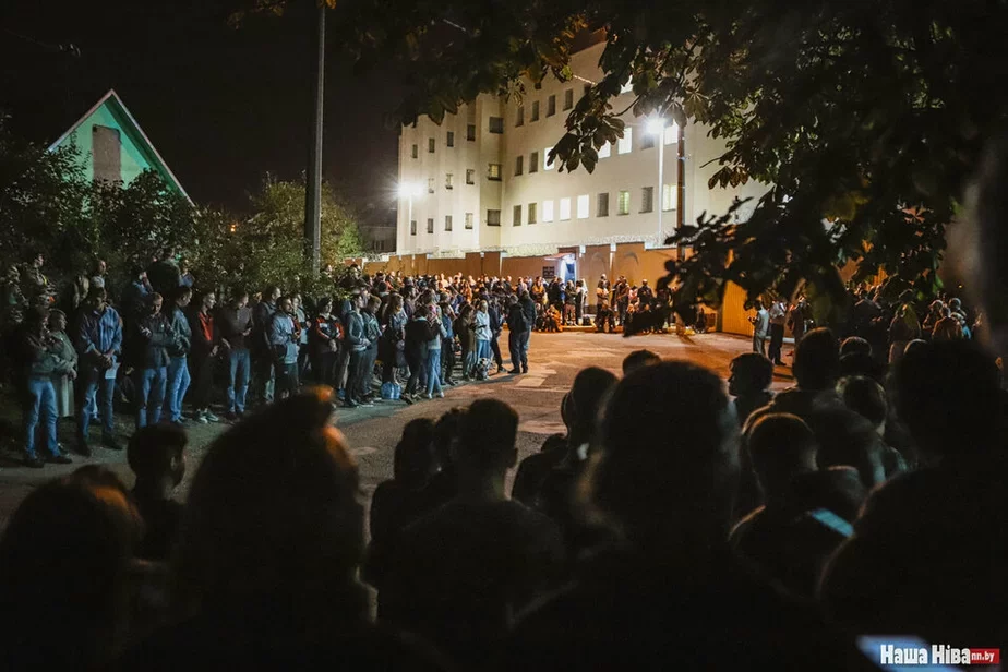 Родные ждут задержанных возле Окрестина. Фото Надежды Бужан.
