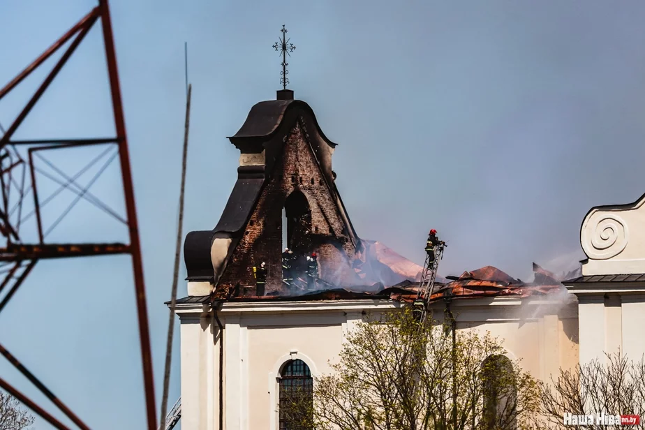 Vialiki pažar źniščyŭ dach Budsłaŭskaha kaścioła 11 maja sioleta. Fota Nadziei Bužan.