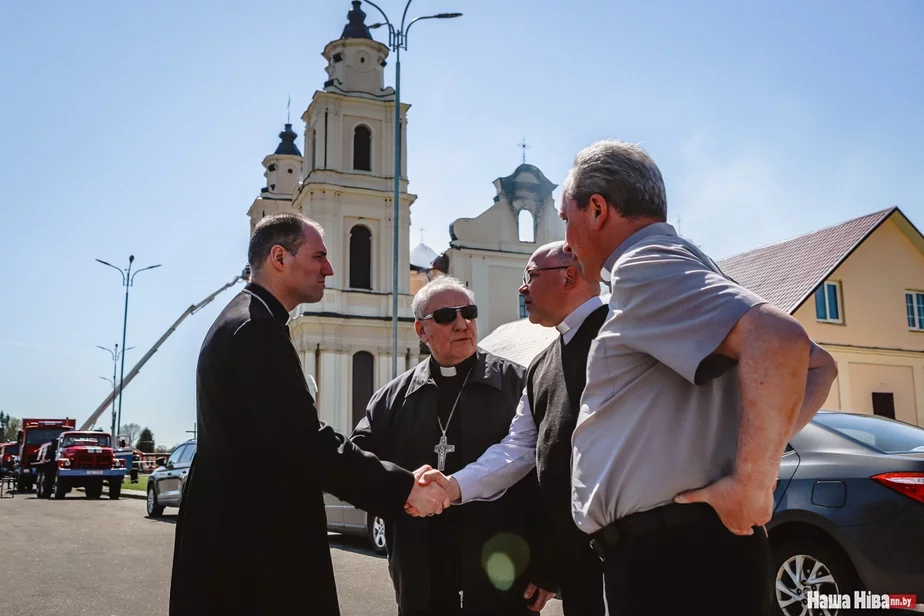 Архиепископ Тадеуш Кондрусевич на фото в солнечных очках
