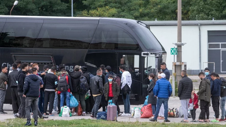 Автобус везет белорусских беженцев из Айзенхюттенштадта в Баварию. Фото Ральфа Гюнтера