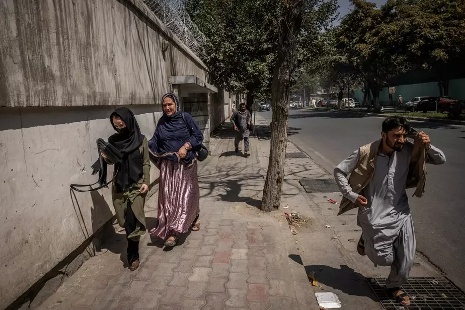 Жыхары Кабула бягуць з масавай дэманстрацыі 7 верасня. Фота New York Times.