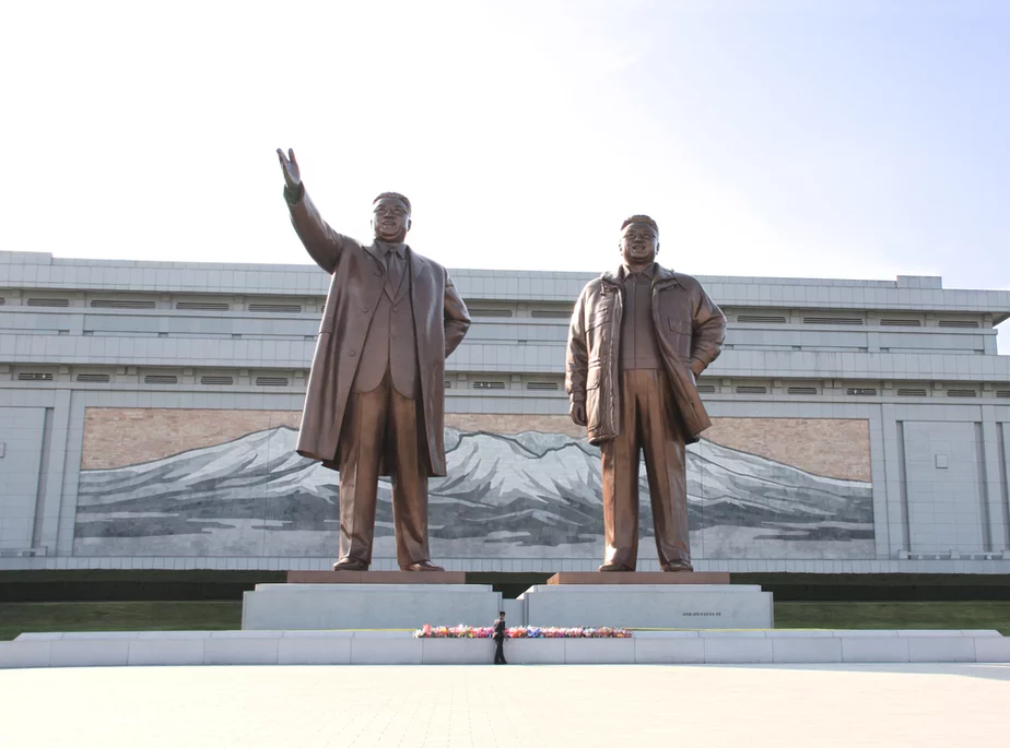 Памятник бывшим руководителям КНДР Ким Ир Сенну и Ким Чен Иру, Пхеньян. Фото depositphotos.com.