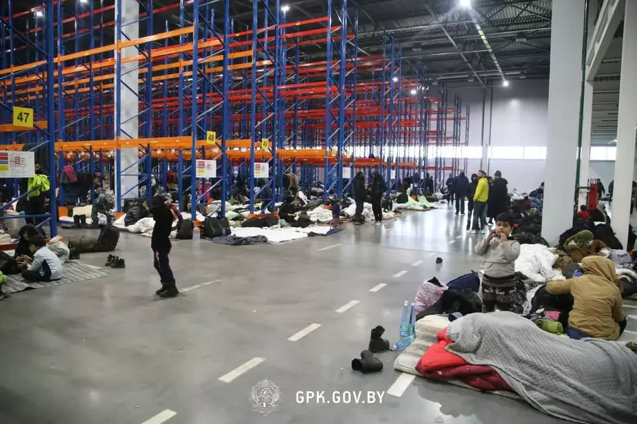 Мигранты в логистическом центре. Фото ГПК