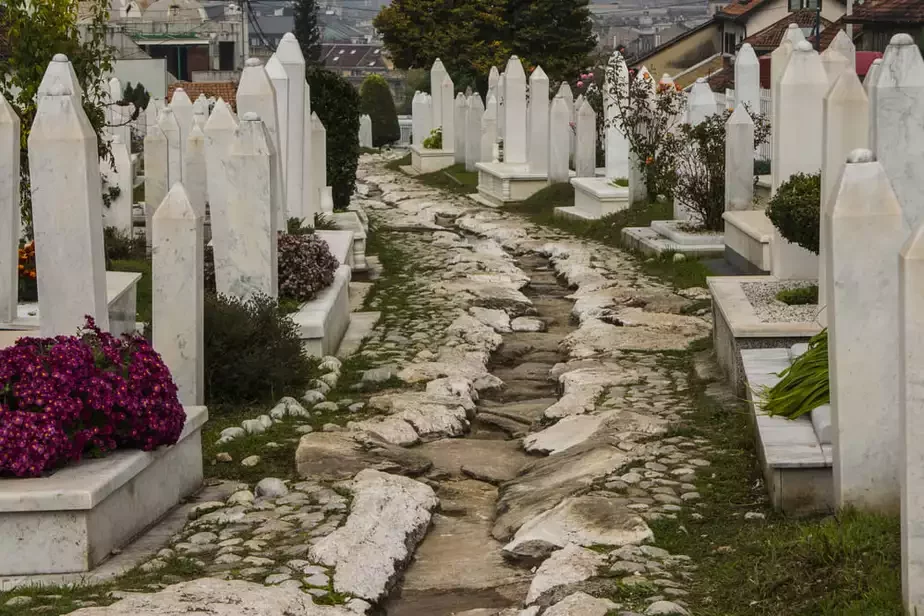 Дорога к военному кладбищу в Сараево. Фото depositphotos.com.