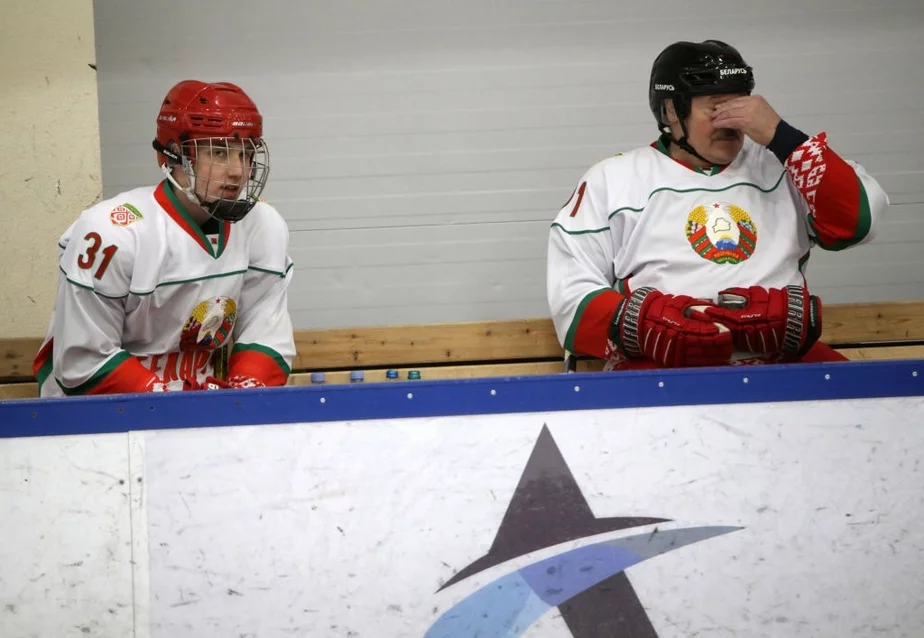 Александр и Николай Лукашенко на хоккее. Скриншот из видео