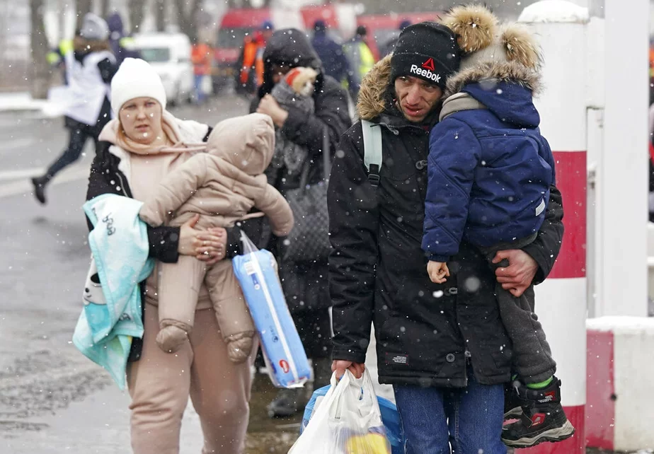 Людзі перасякаюць ўкраінскую мяжу з Румыніяй на фоне ўварвання Расеі, 2 сакавіка 2022 года. Фота: AP