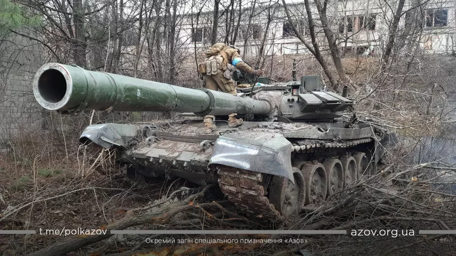 Брошенный российский танк в Мариуполе