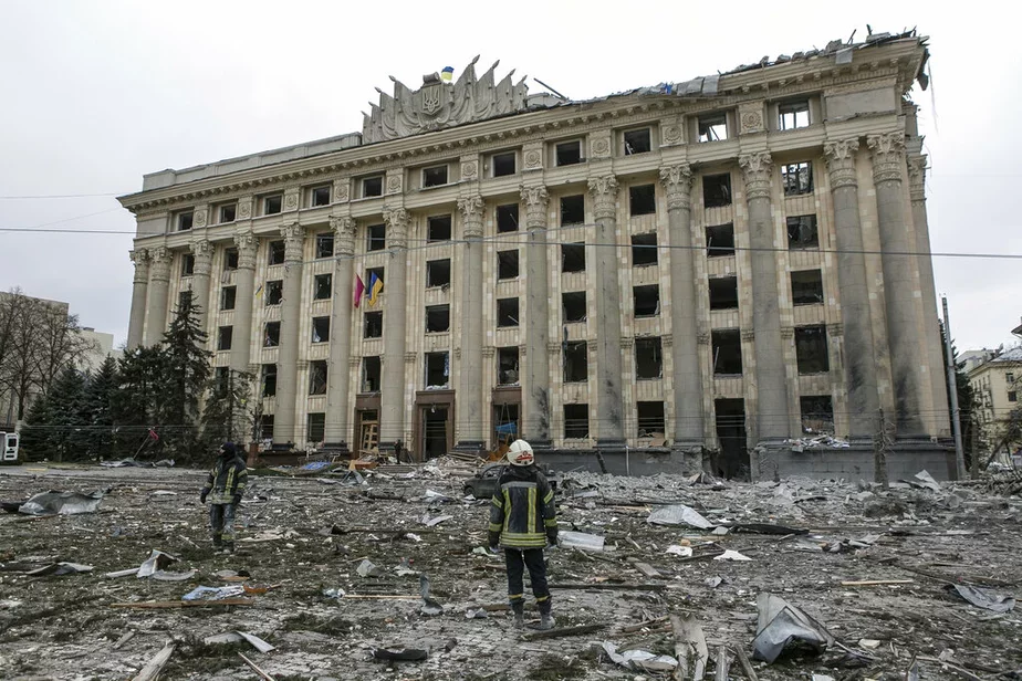 Здание мэрии на центральной площади после обстрела, 1 марта 2022 г. Фото: AP