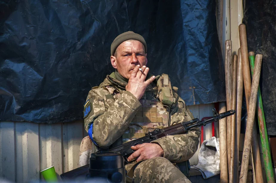 Украинский военный отдыхает на своей позиции в Харькове. 22 марта 2022 года. Фото: Andrew Marienko / AP