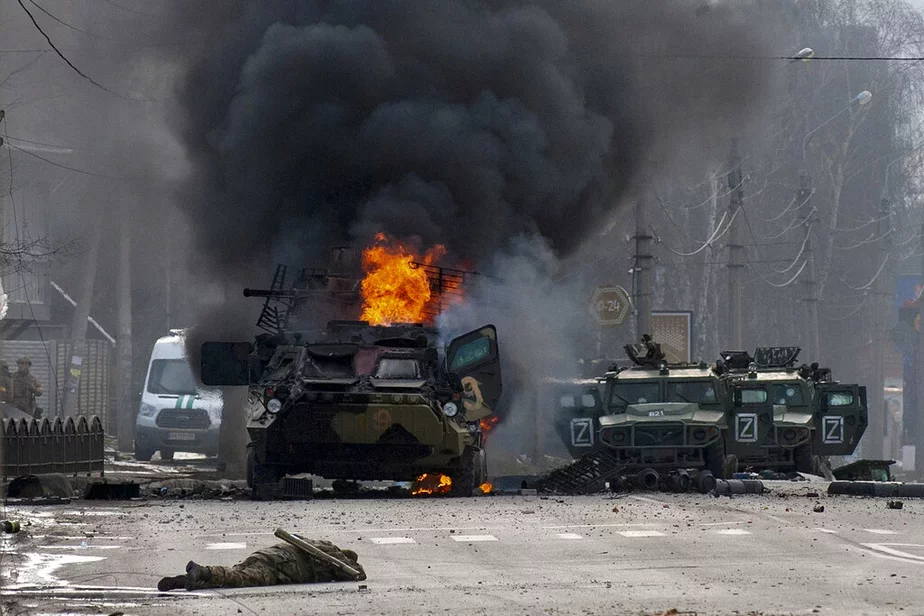 Подбитый российский БТР горит на улице Харькова. 27 февраля. Фото Andrew Marienko, AP