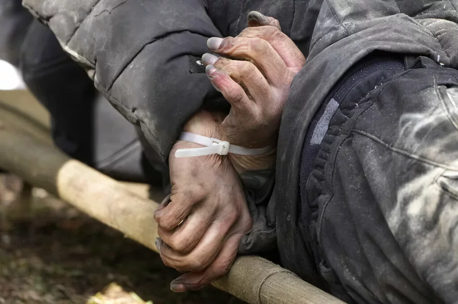 Мёртвы мірны жыхар са звязанымі за спінай рукамі. Буча, 4 красавіка 2022 года. Фота: Efrem Lukatsky / AP