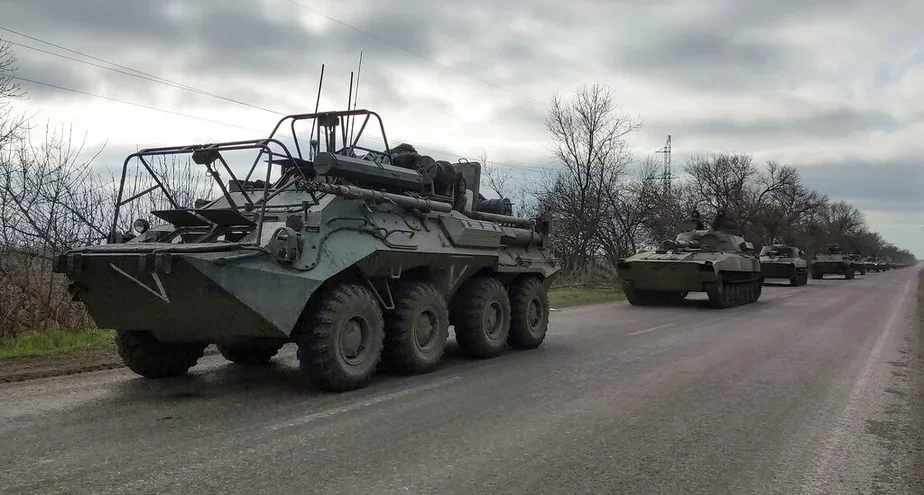 Расійская вайсковая калона рухаецца па шашы ў раёне Марыупаля. 16 красавіка 2022 года. Фота: AP Photo/Alexei Alexandrov