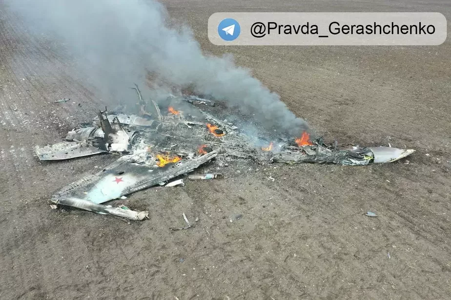 Российский самолет Су-35, сбитый украинскими военными возле Изюма