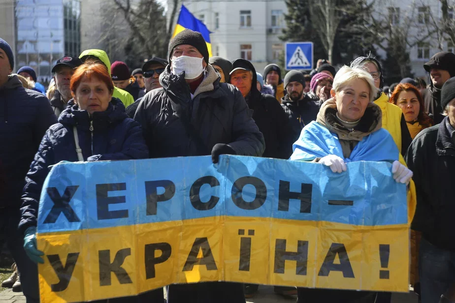 Праўкраінскі мітынг у акупаваным расійскімі войскамі Херсоне. Фота: AP Photo/Olexandr Chornyi