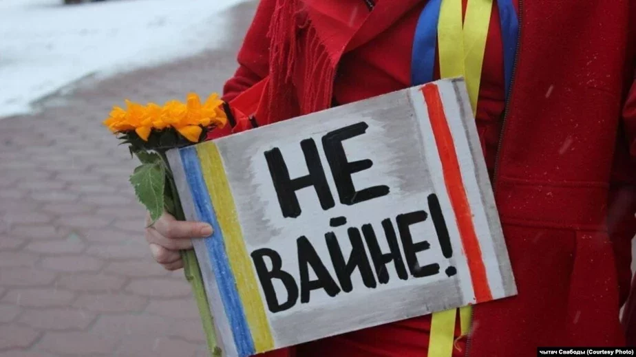 З такім плакатам можна выйсці на вуліцу дзе заўгодна, але не ў Беларусі. Чалавека за яго кінуць за краты, і не дапаможа гэтага пазбегнуць нічога — ні ўзрост, ні стан здароўя