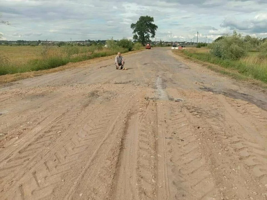 Знішчаны ўчастак брукаванкі пад Стоўбцамі